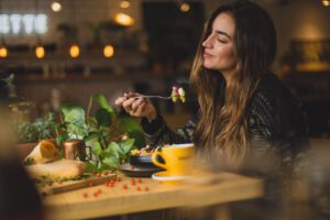 vrouw is mindful van haar ontbijt aan het genieten