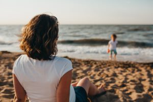 moeder ervaart stress als kindje naar de zee loopt