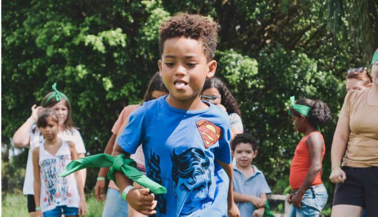 buiten spellen / kinderen spelen samen buiten