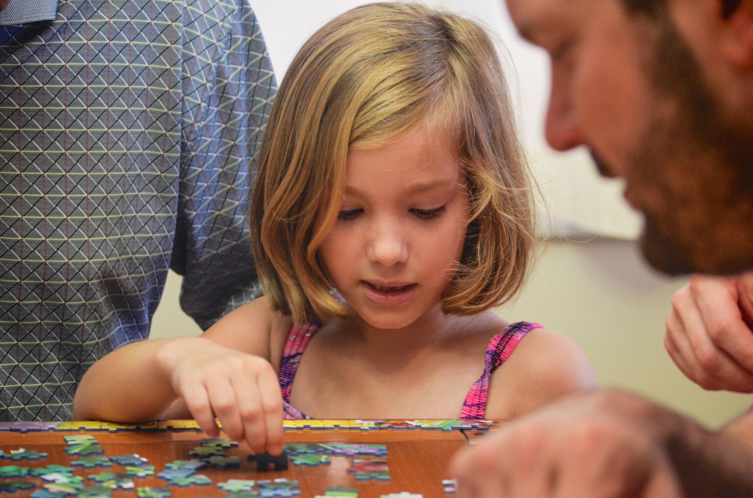 Kindje dat een puzzel legt met haar vader