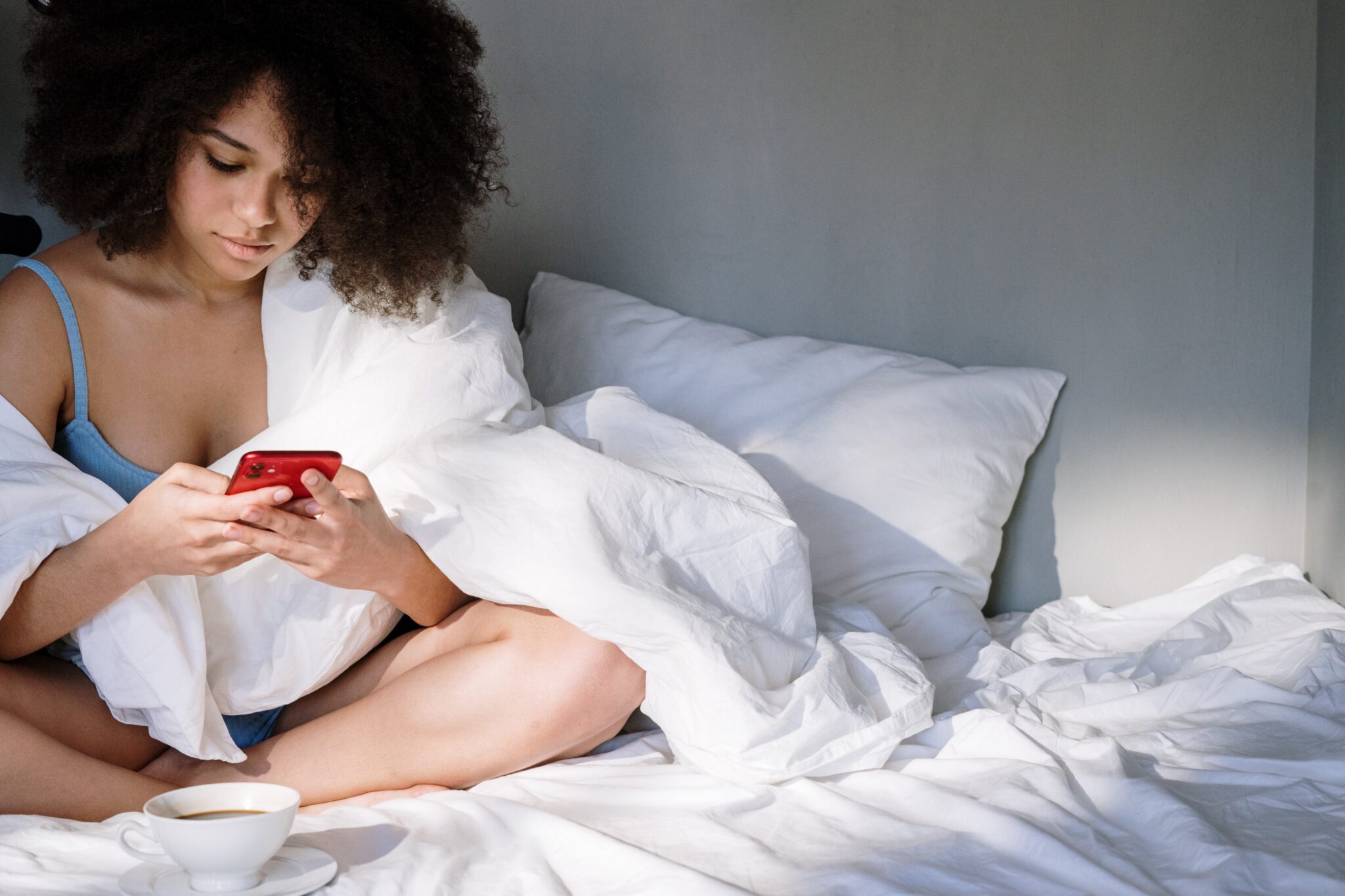 Vrouw die op haar telefoon opzoekt of ze ongesteld kan worden zonder te bloeden